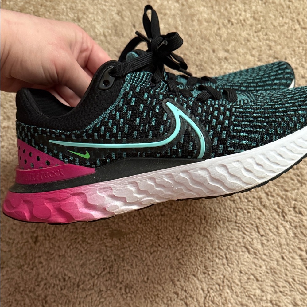 Nike Womens Flyknit Running Shoes - Picture 6 of 8
